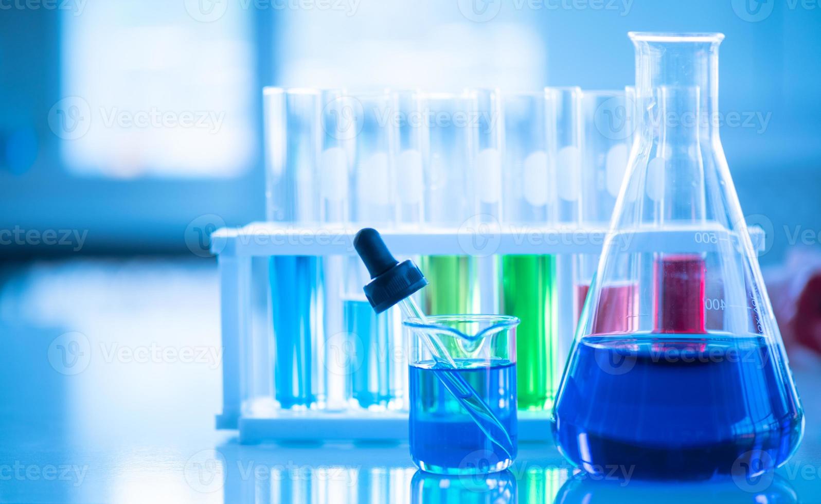 laboratoriearbete kemiska testning medicinska, färgade vätskor foto