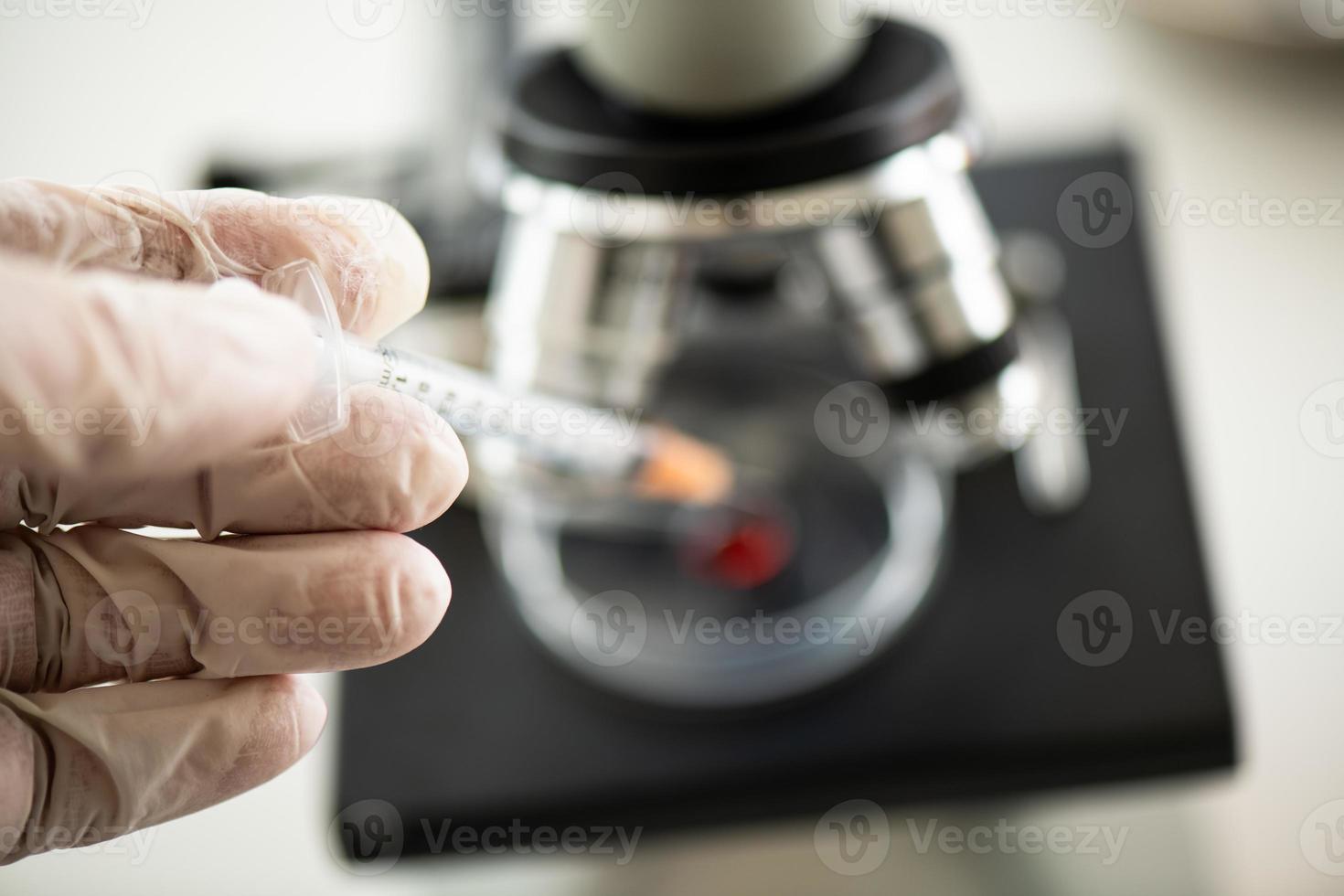 laboratoriearbete kemiska testning medicinska, färgade vätskor foto