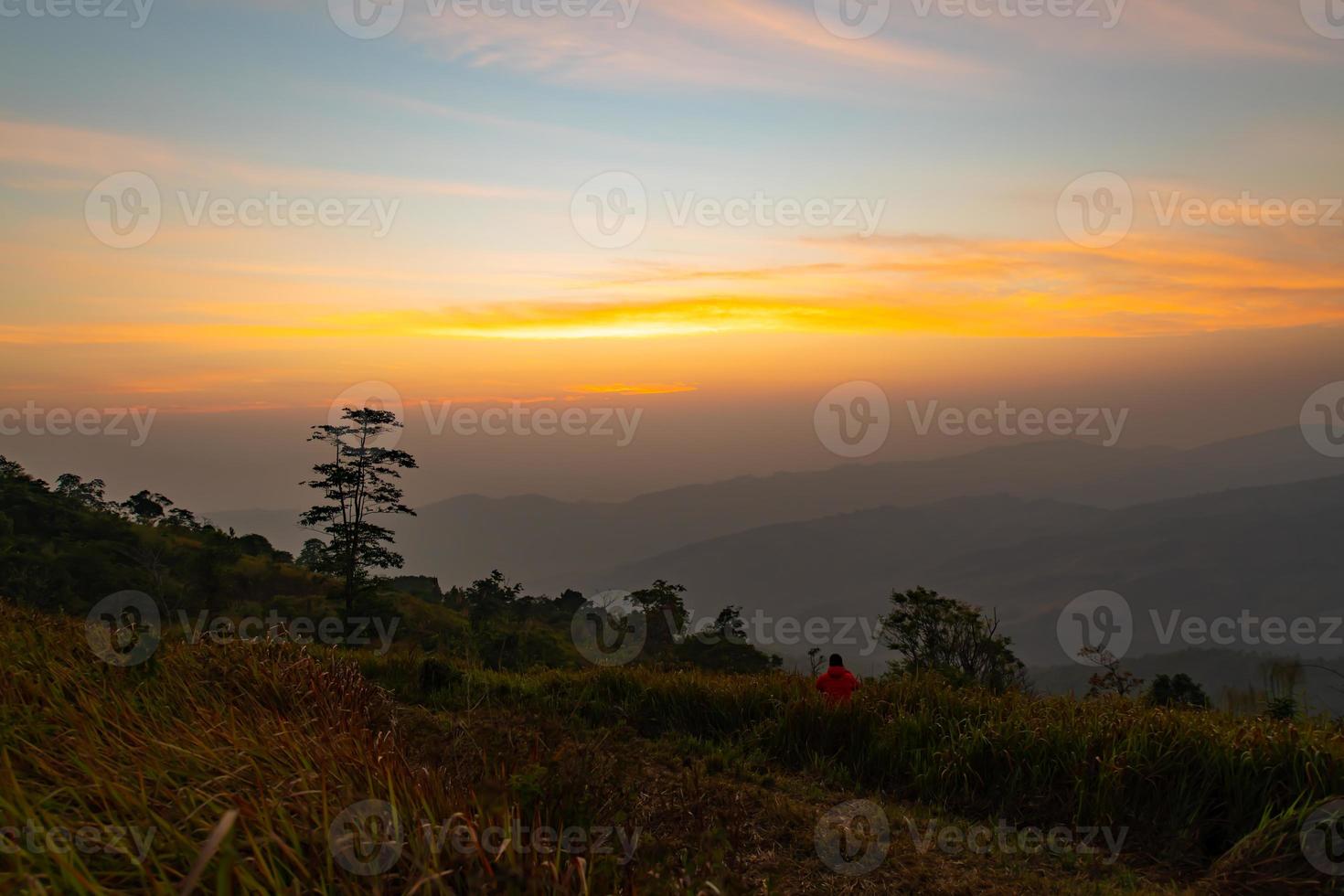 naturlig utsikt på morgonen med moln på berg och blå himmel foto