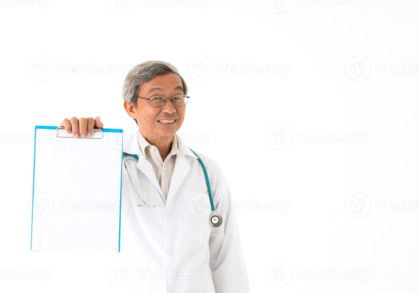 senior asiatisk manlig läkare och känslor, isolerade foto