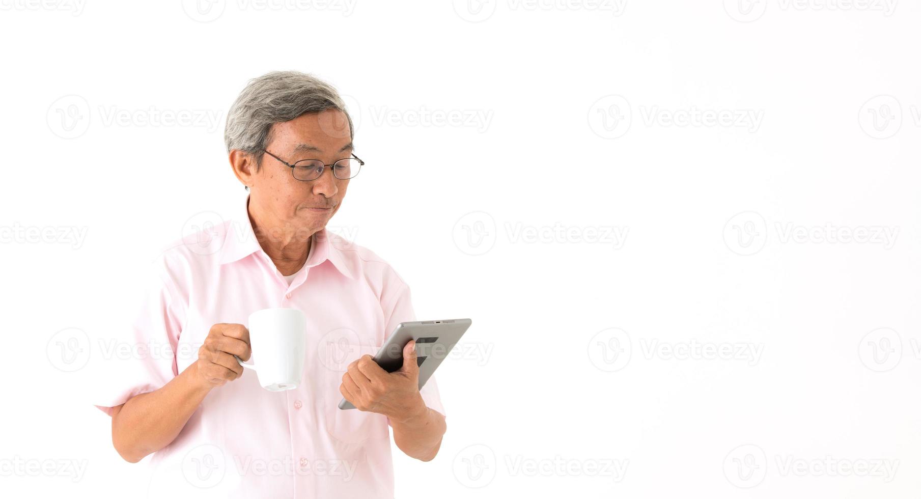 senior asiatisk man med en tablett som isoleras foto