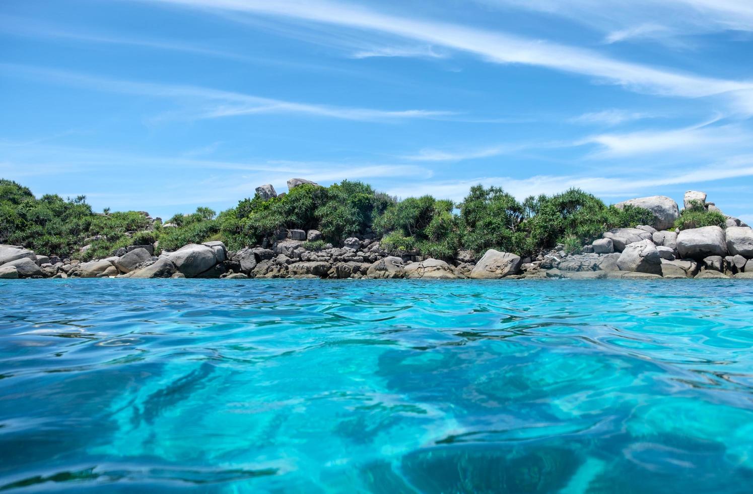 vacker klar våg blå havet foto