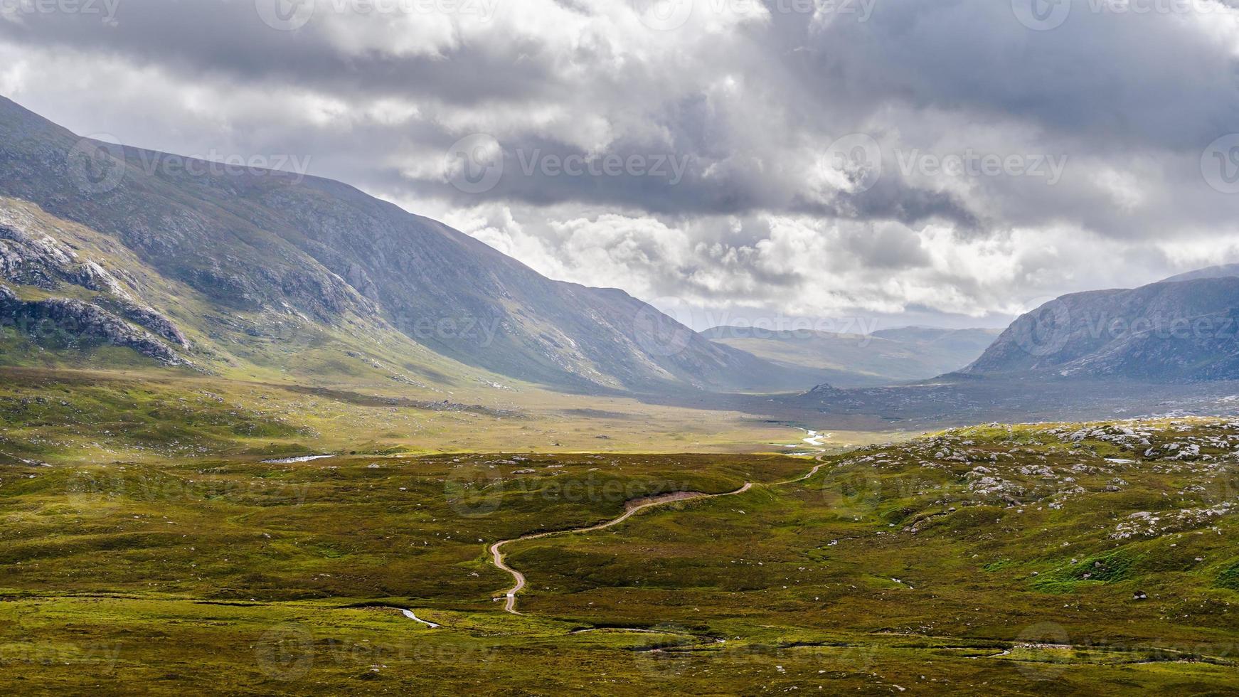 naturskön väg som passerar genom en bergdal foto