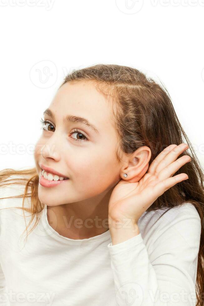 ung flicka framställning en lyssnande gest isolerat på vit bakgrund foto