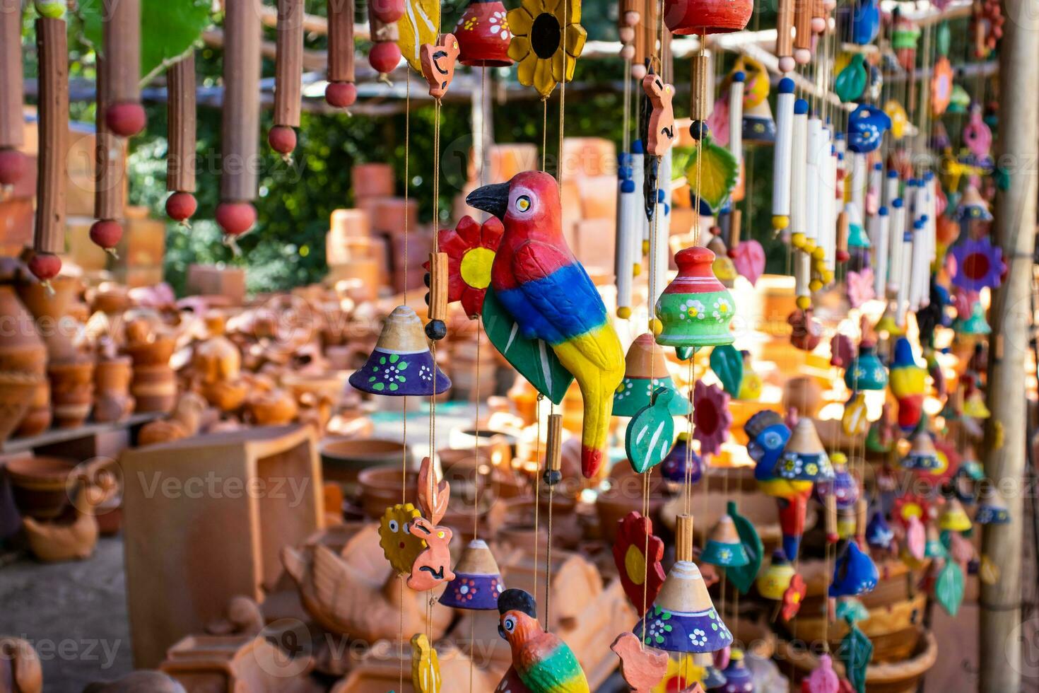 skön handgjort vind chimes tillverkad av lera på de små stad av raquira också känd som de stad av kastruller i colombia foto