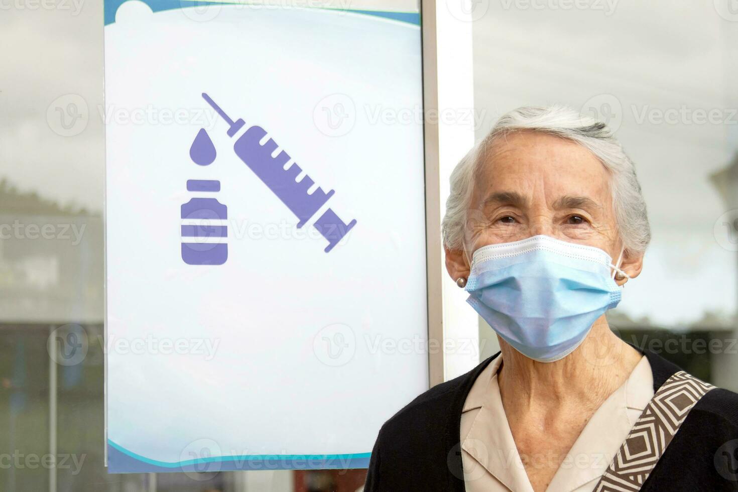 senior kvinna anländer till en covid-19 vaccination webbplats i colombia. äkta vaccination. verklig patient foto