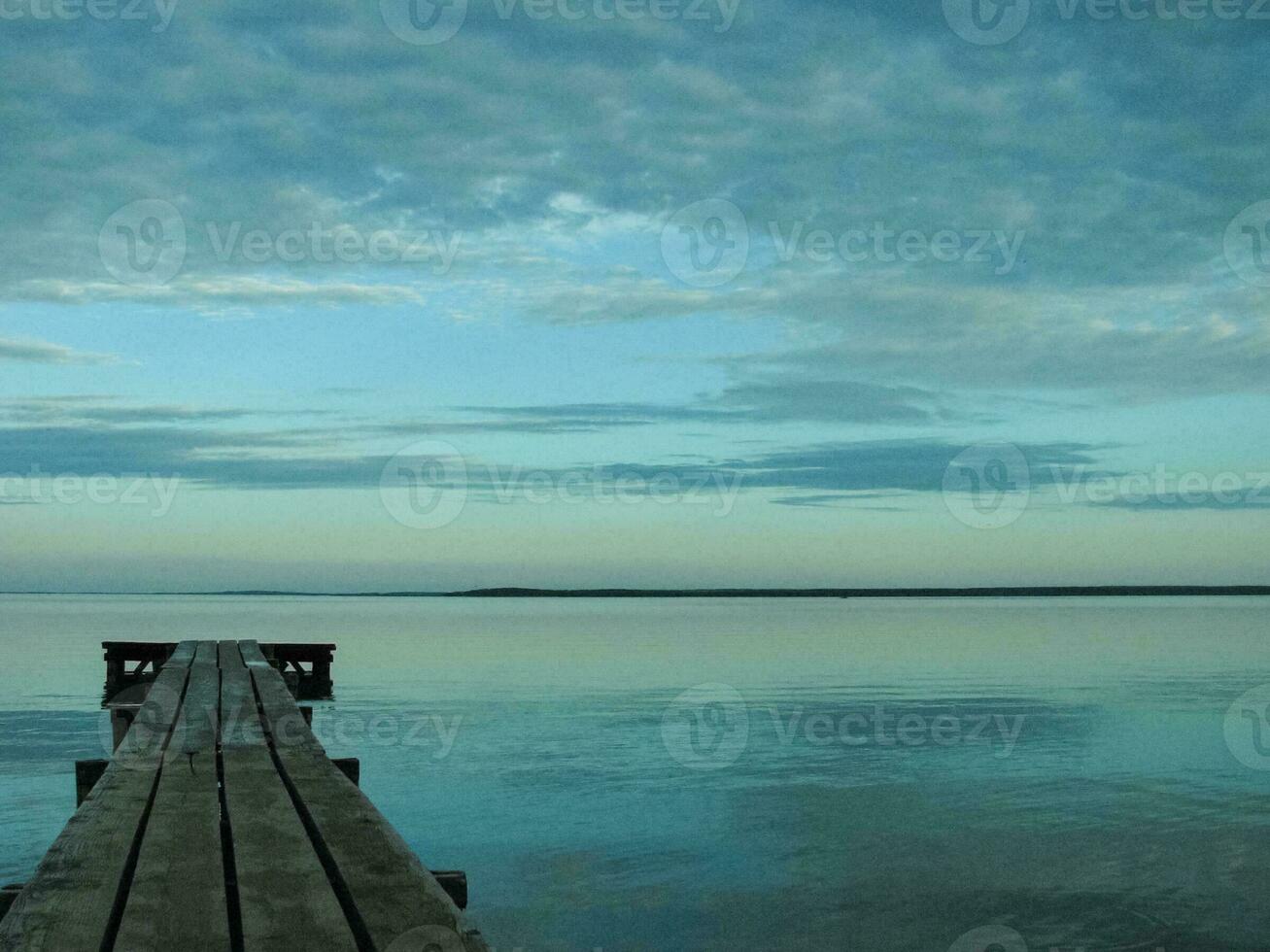 en lång trä- pir på de stränder av sjö naroch foto