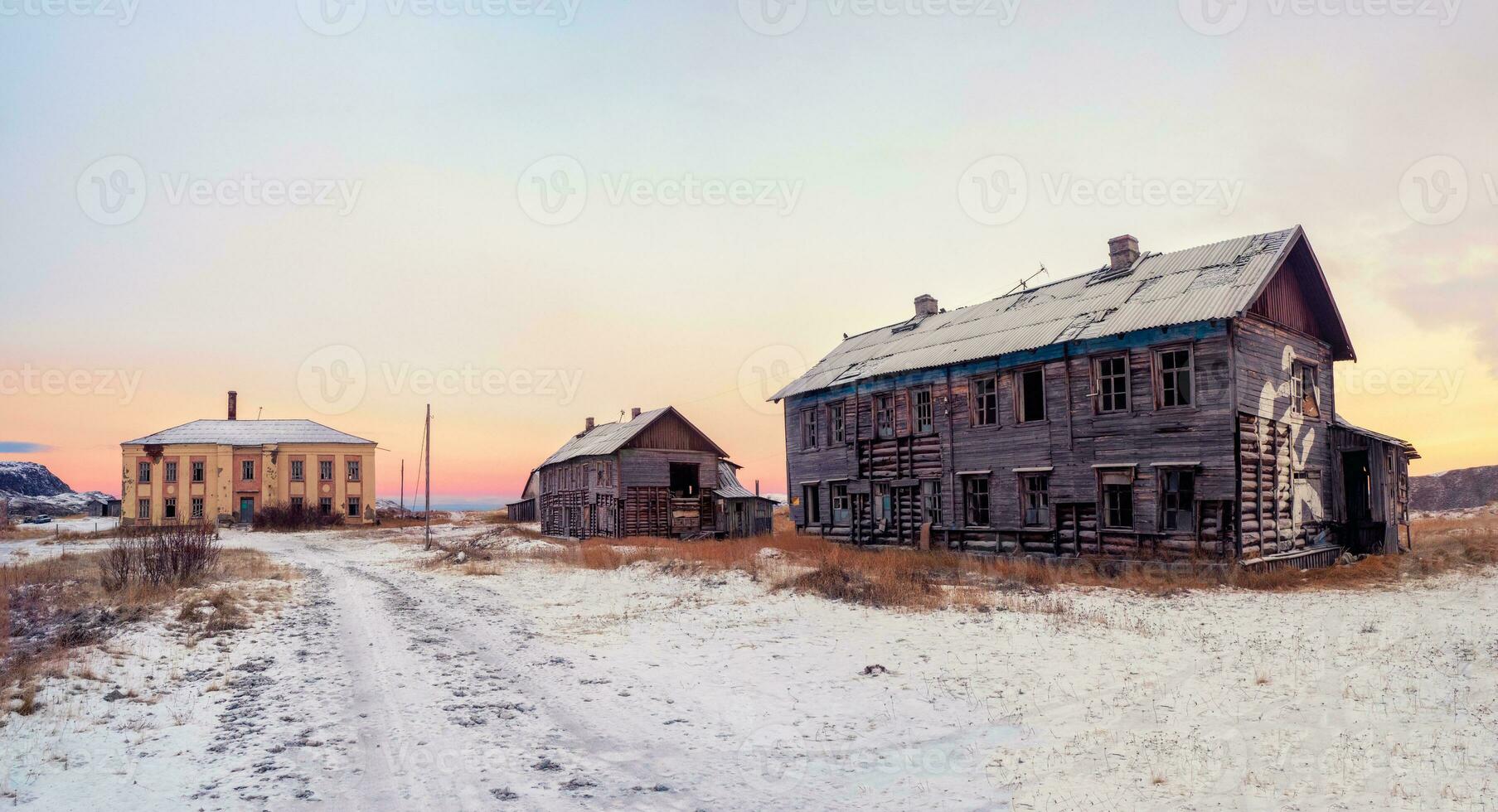 övergiven hus mot de arktisk himmel. gammal äkta by av teriberka. kola halvö. Ryssland. foto