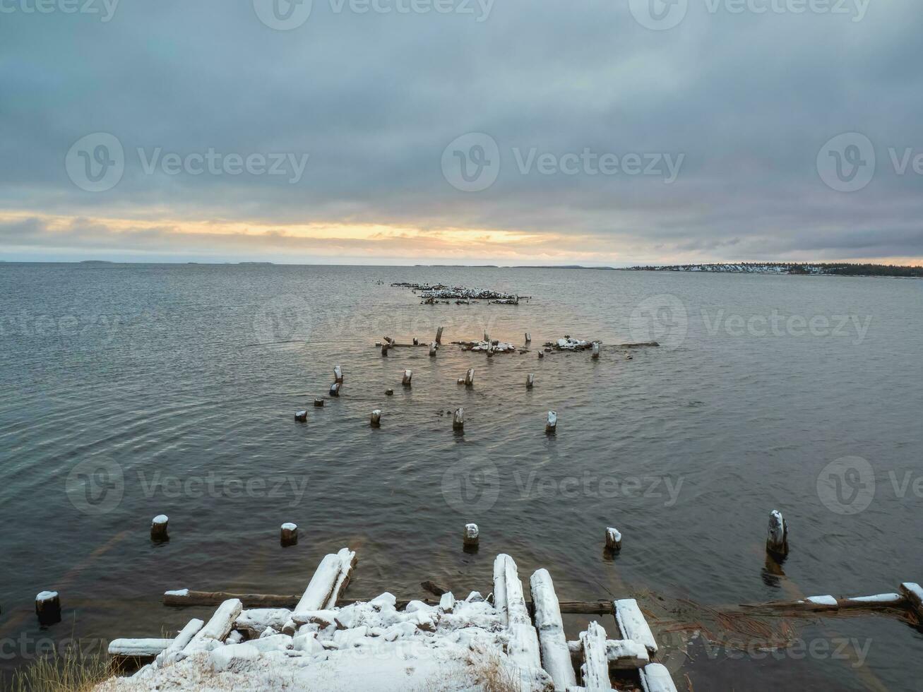 vinter- minimalistisk landskap med ett gammal förstörd pir i de vit hav. foto