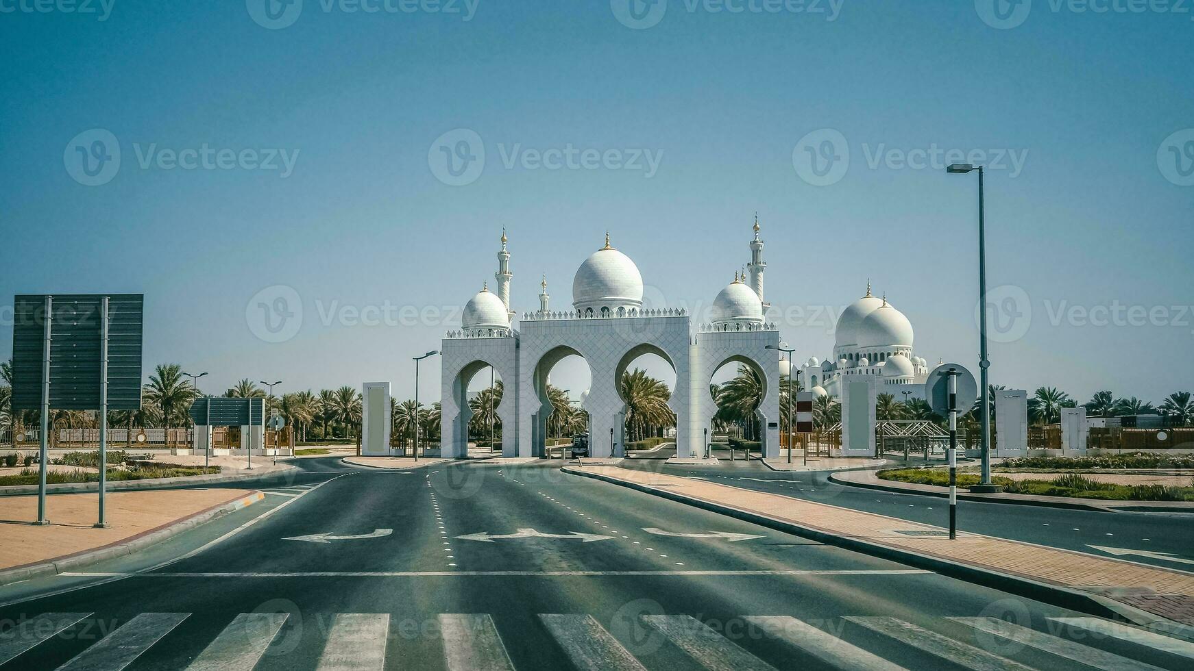 abu dhabi, tömma gator i de stad Centrum. foto