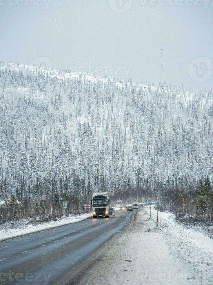 vinter- snö väg på de kola halvö. trafik av bilar. foto