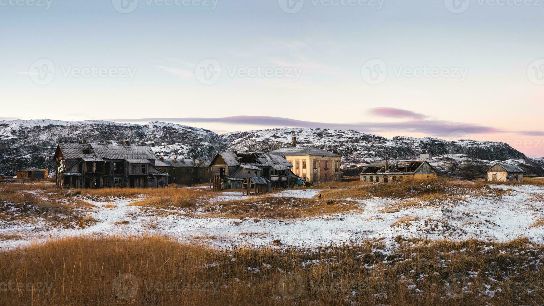 övergiven hus mot de arktisk himmel. gammal äkta by av teriberka. kola halvö. Ryssland. foto