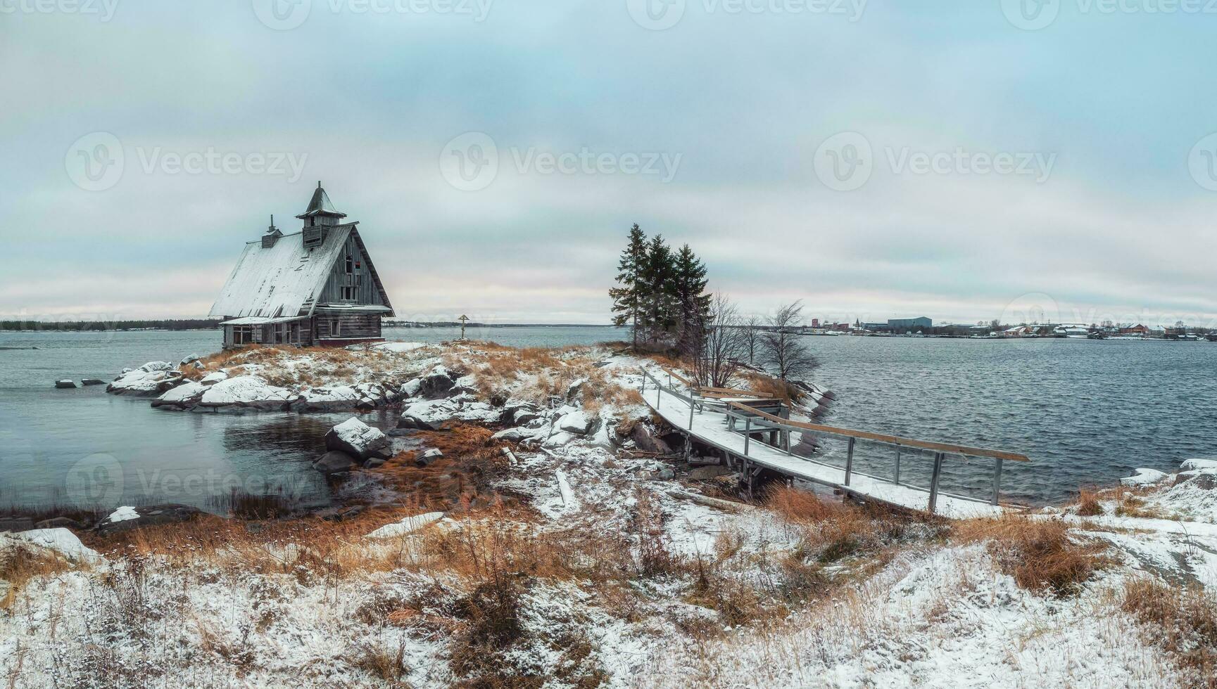 snöig vinter- landskap med äkta hus på de Strand i de ryska by rabocheostrovsk. foto