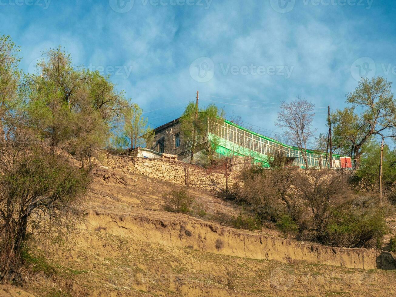 grön hus på de topp av en berg. gäst hus foto