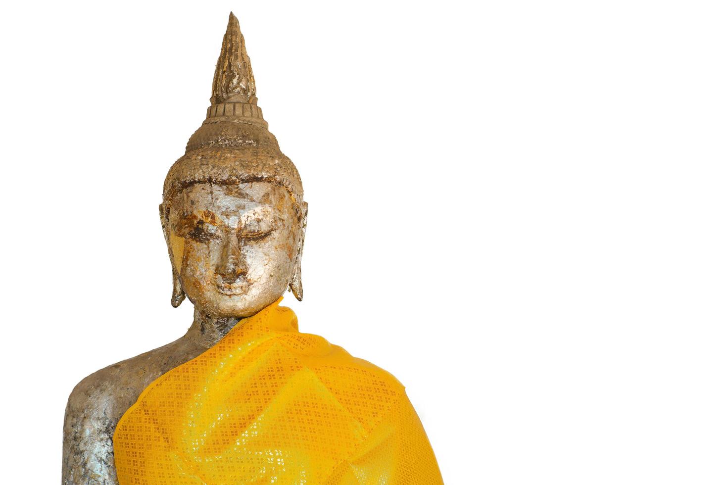 närbild öga och ansikte av gyllene buddha staty belagd med det gyllene bladet i buddhism templet på den vita bakgrunden foto