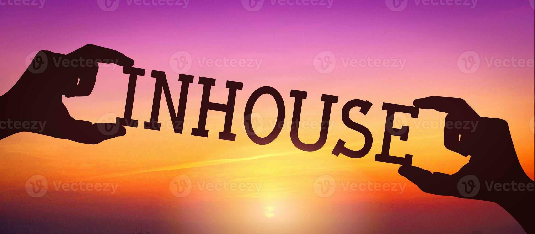 inhouse - mänsklig händer innehav svart silhuett ord foto