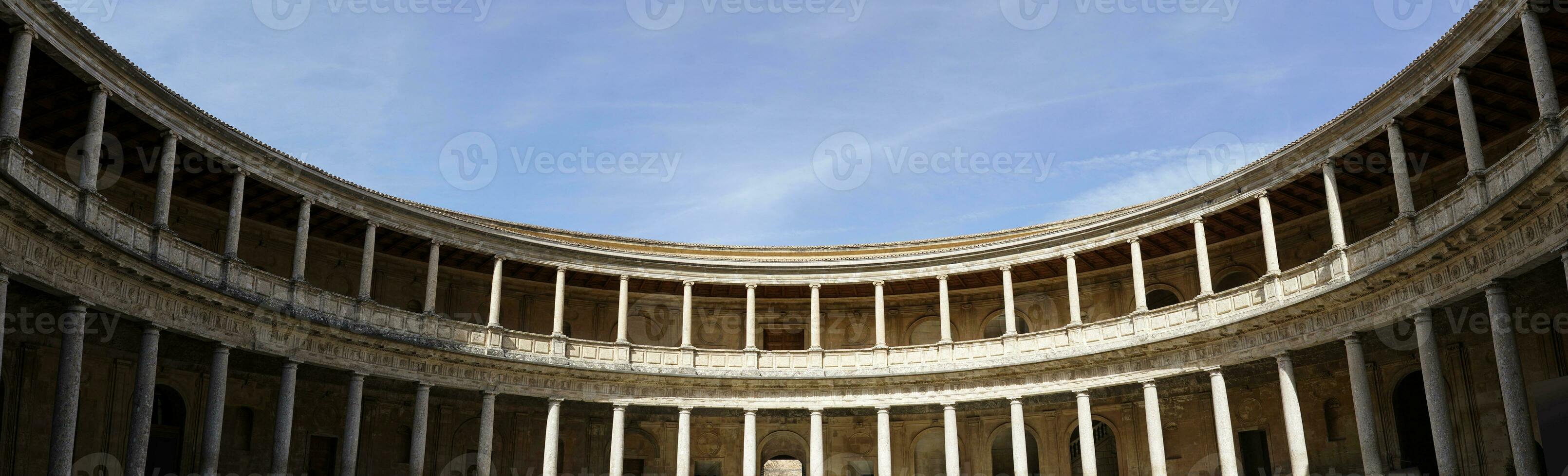 runda uteplats i palats av charles v i alhambra, granada, Spanien foto