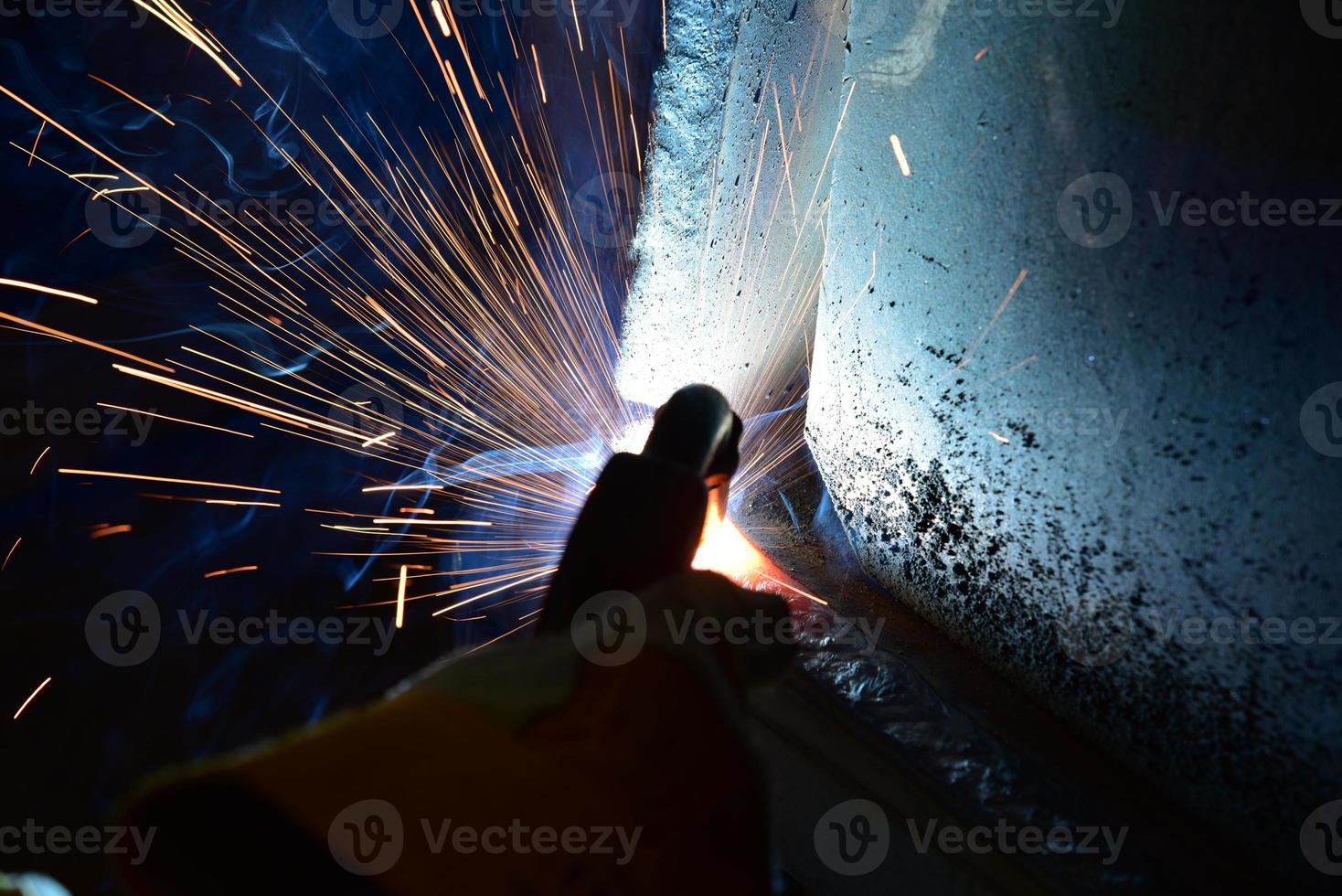 svetsare eller hantverkare som uppför tekniskt industriellt stål i fabriken foto