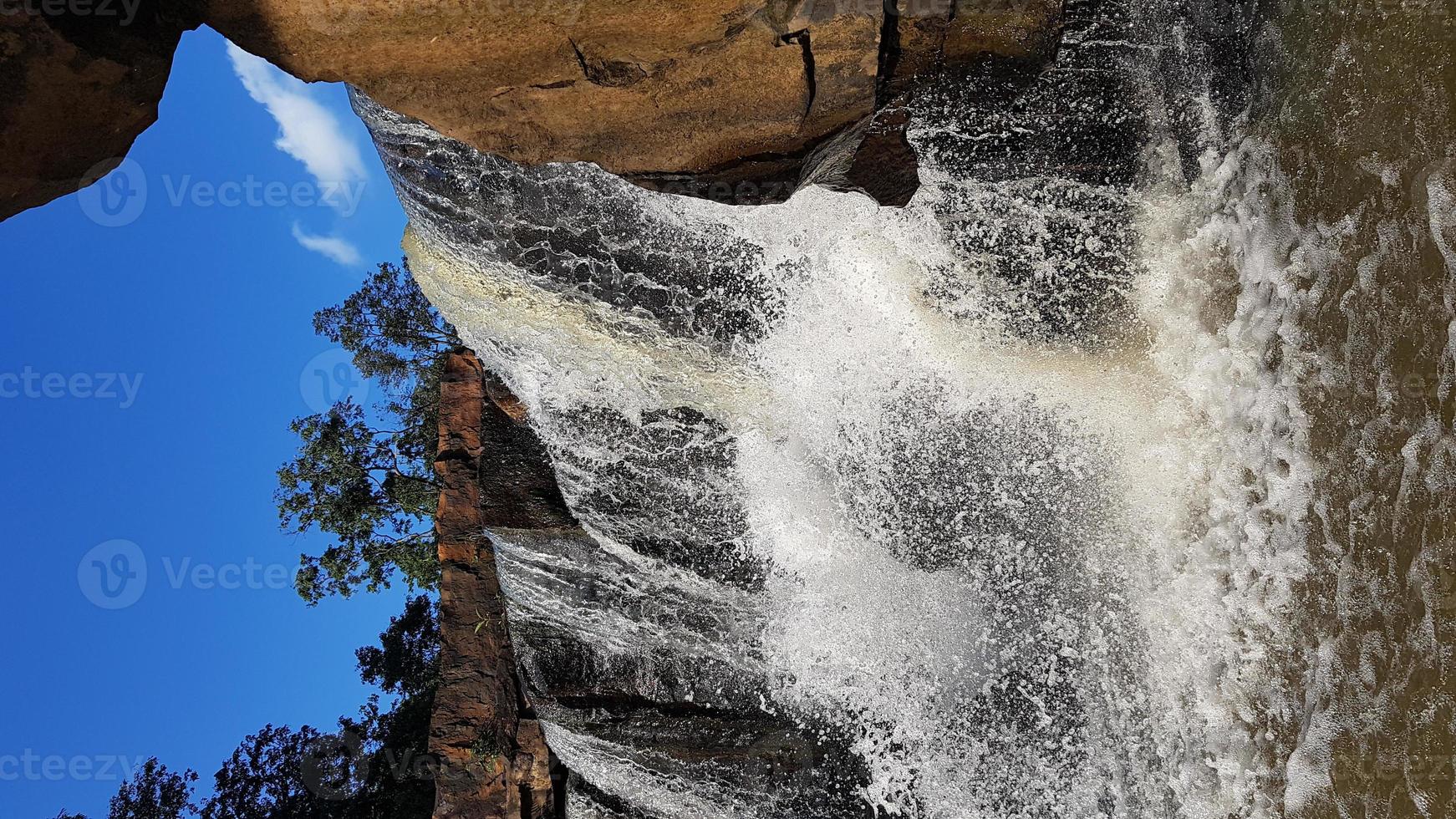 närbild av ett litet vattenfall foto