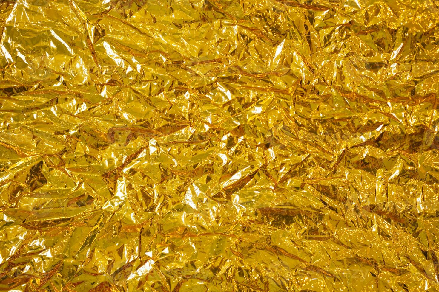 guld folie abstrakt rynkig textur, stänga upp. foto