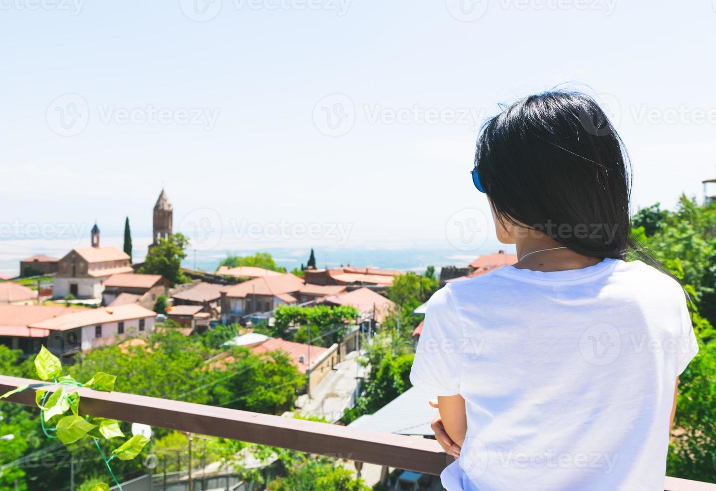 kvinna på en balkong foto