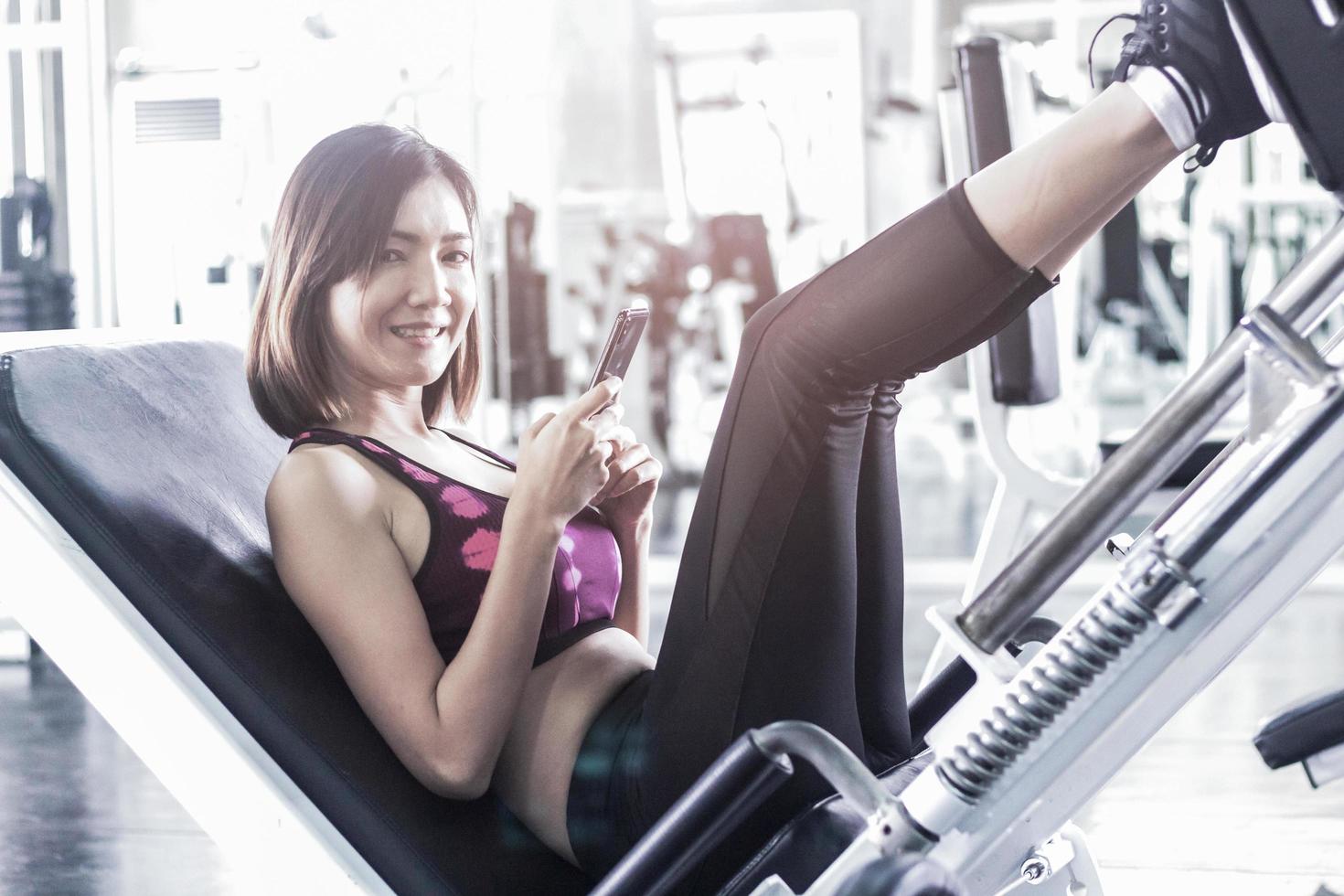 vacker asiatisk kvinna som tränar i gymmet. träningskoncept för god hälsa hos den nya generationen. foto