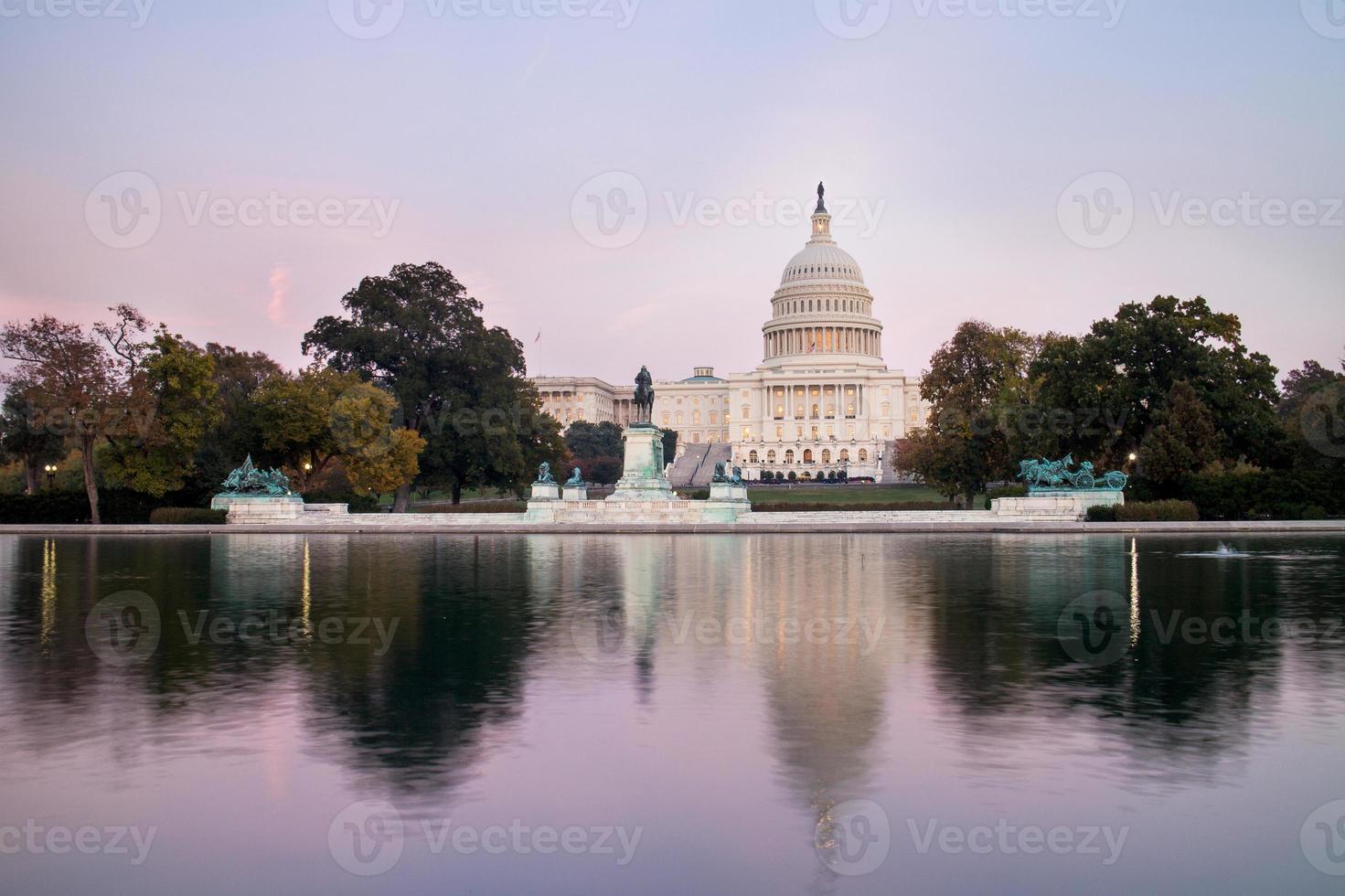 USA: s huvudstadsbyggnad, sett från reflektionsbassängen i skymningen. Washington DC, USA. foto