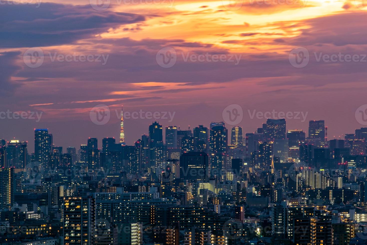 stadsbilden i Tokyo skyline, panorama flyg skyskrapor syn på kontorsbyggnad och centrum i Tokyo på kvällen. foto