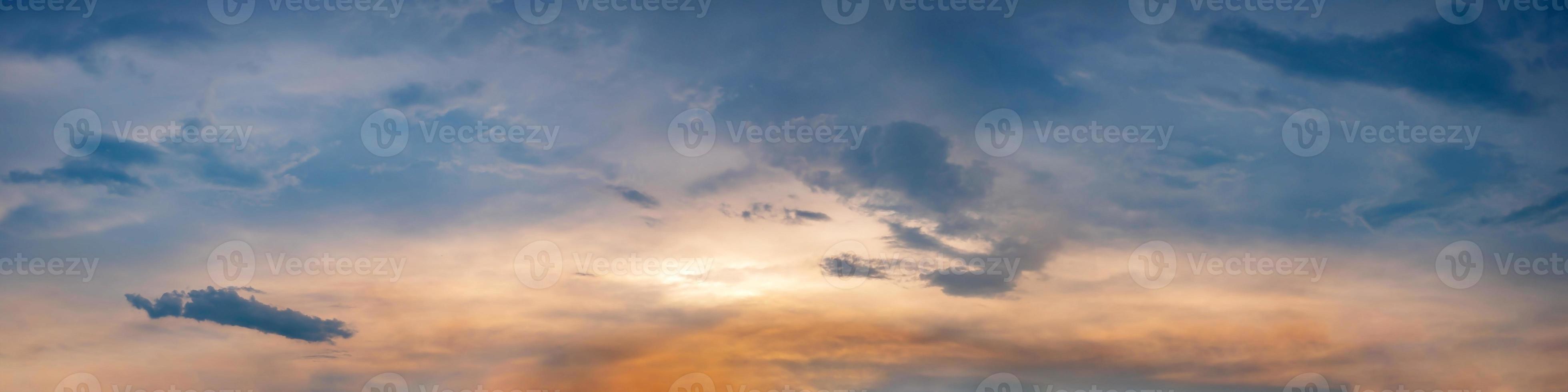 skymning panorama himmel bakgrund med färgglada moln i skymningen foto