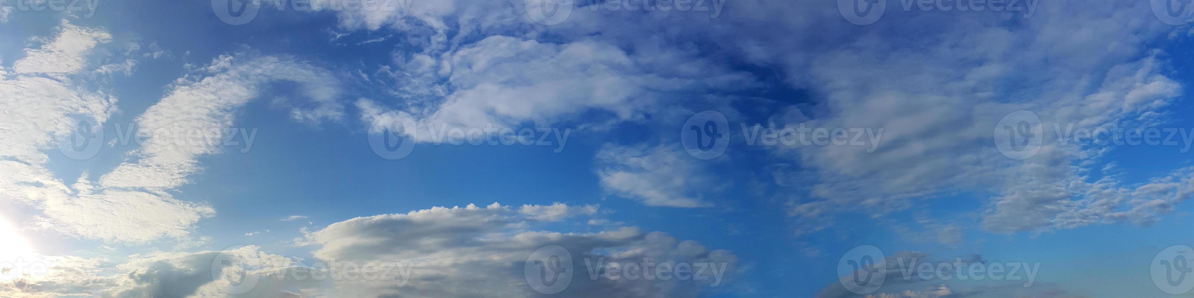 panoramahimmel med moln på en solig dag foto