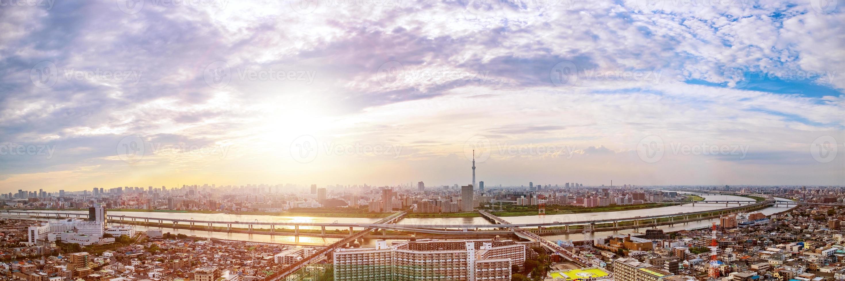 stadsbilden i Tokyo skyline, panorama skyskrapor flygfoto över kontorsbyggnad och centrum i Tokyo på solnedgången. foto