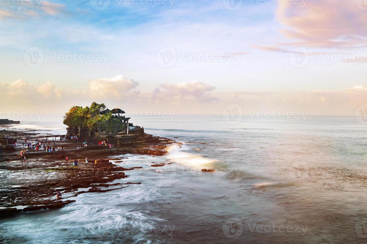 tanah lot batu bolong tempel. foto