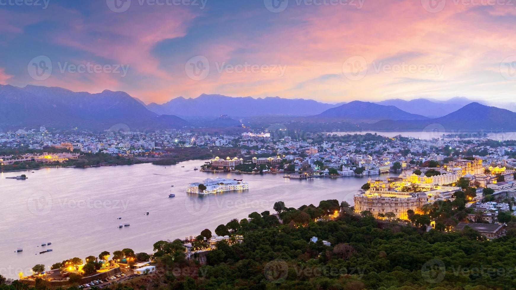 udaipur stad vid sjön Pichola på kvällen foto