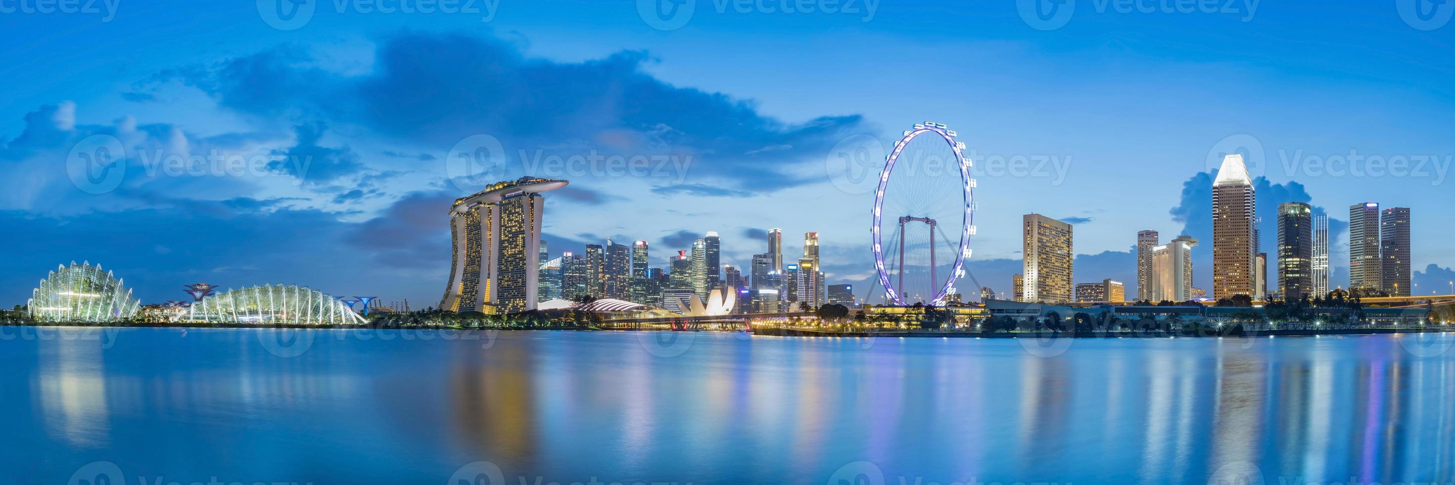 singapore finansdistrikt skyline vid marinabukten på skymningstiden. foto