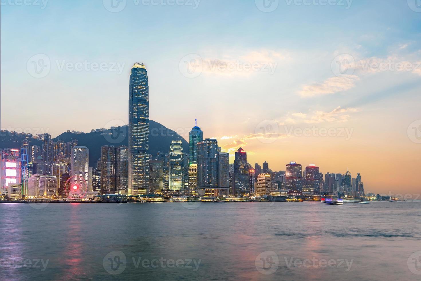 Hong Kong skyline på kvällen sett från kowloon foto