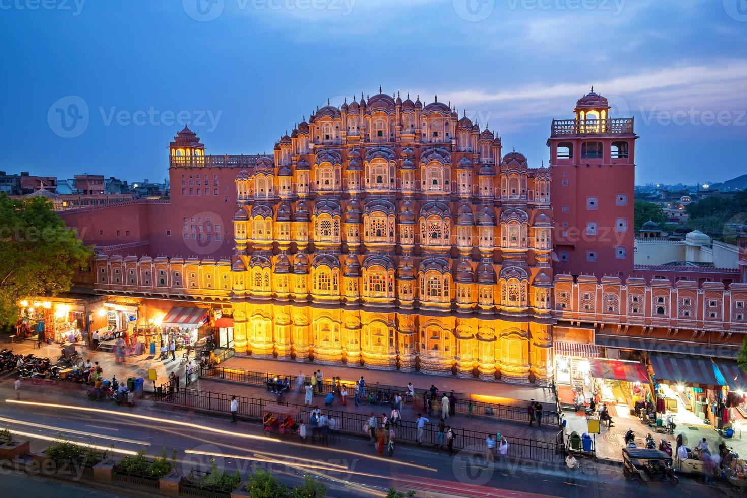 hawa mahal på kvällen, jaipur, rajasthan, indien. en unesco världsarv. vackra fönster arkitektoniska element. foto