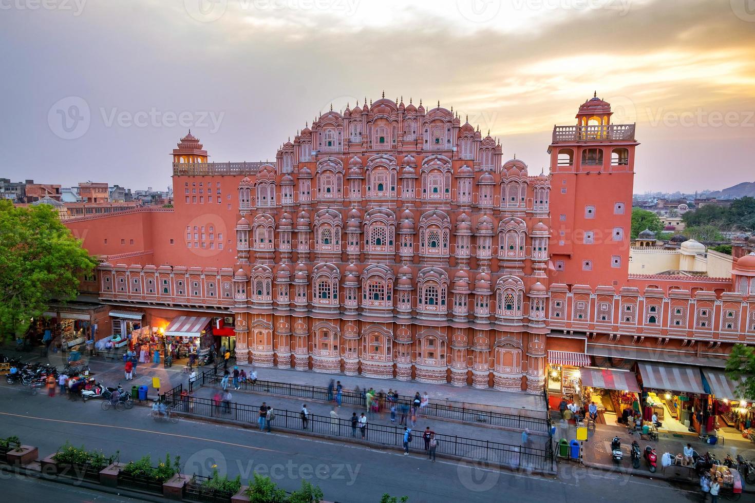 hawa mahal på kvällen, jaipur, rajasthan, indien. ett unesco världsarv. vackra fönster arkitektoniska element. foto