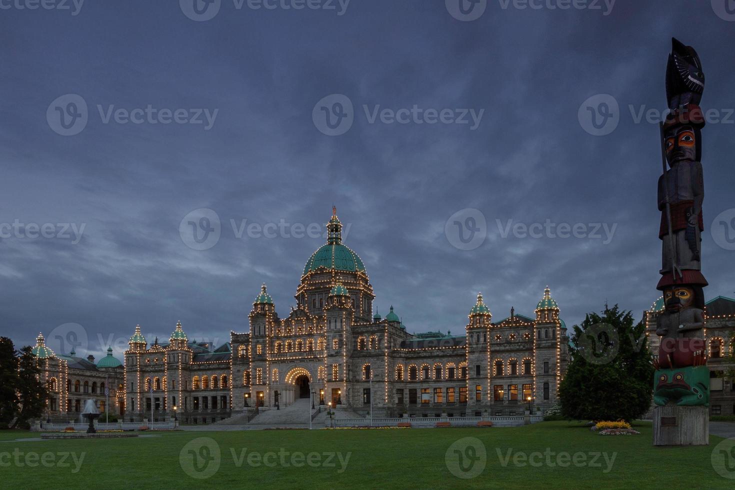 kvällssikt över regeringshuset och totem i victoria bc i Kanada med lång exponering foto