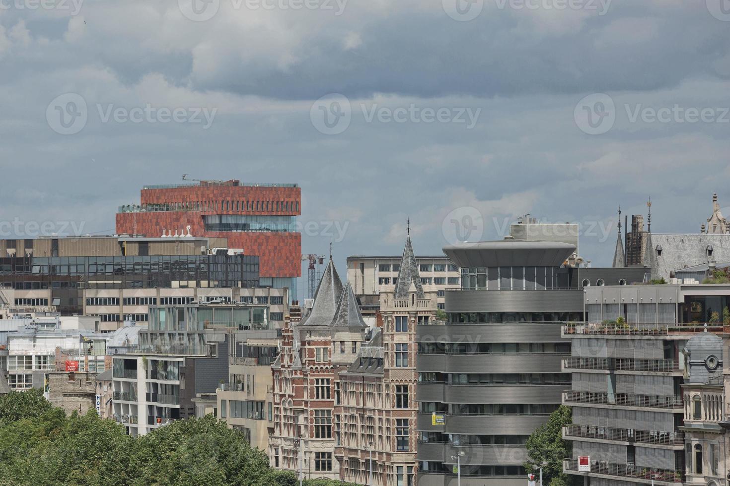 stadsbild av en hamn i Antwerpen i Belgien över floden. foto