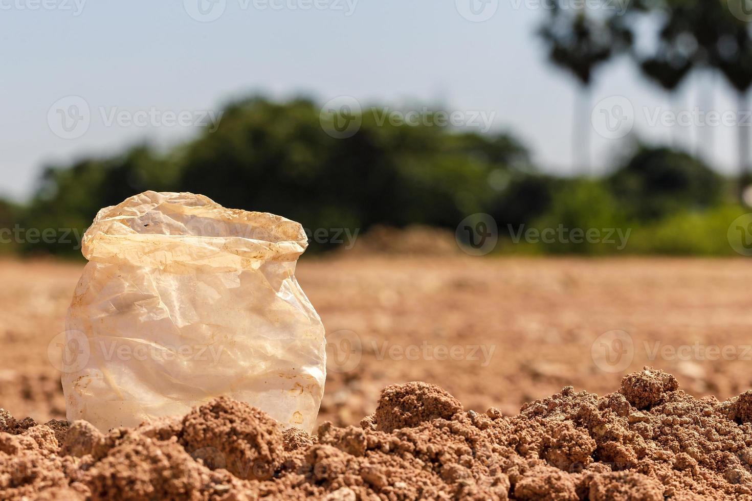 smutsiga plastpåsar som inte bryts ned naturligt. foto