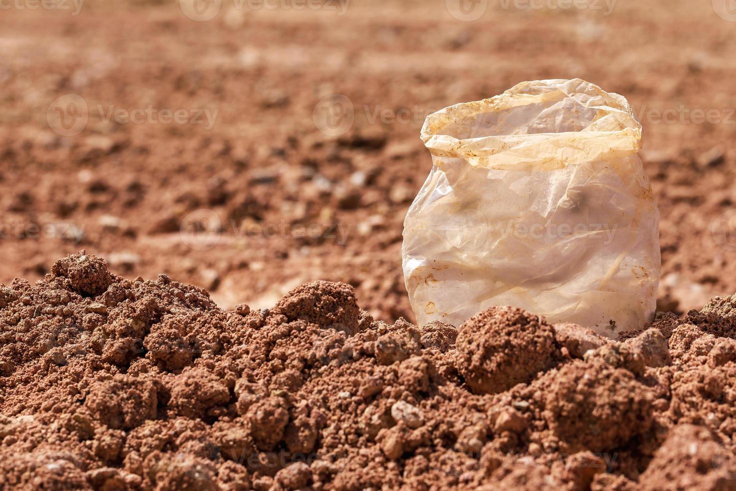 smutsiga plastpåsar som inte bryts ned naturligt. foto