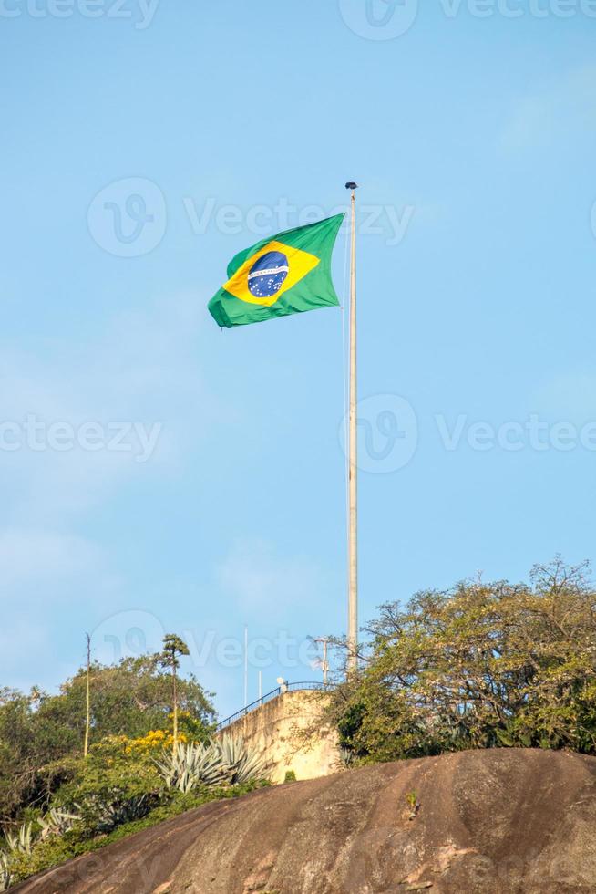Brasilien flagga ovanpå roderstenen i Rio de Janeiro. foto