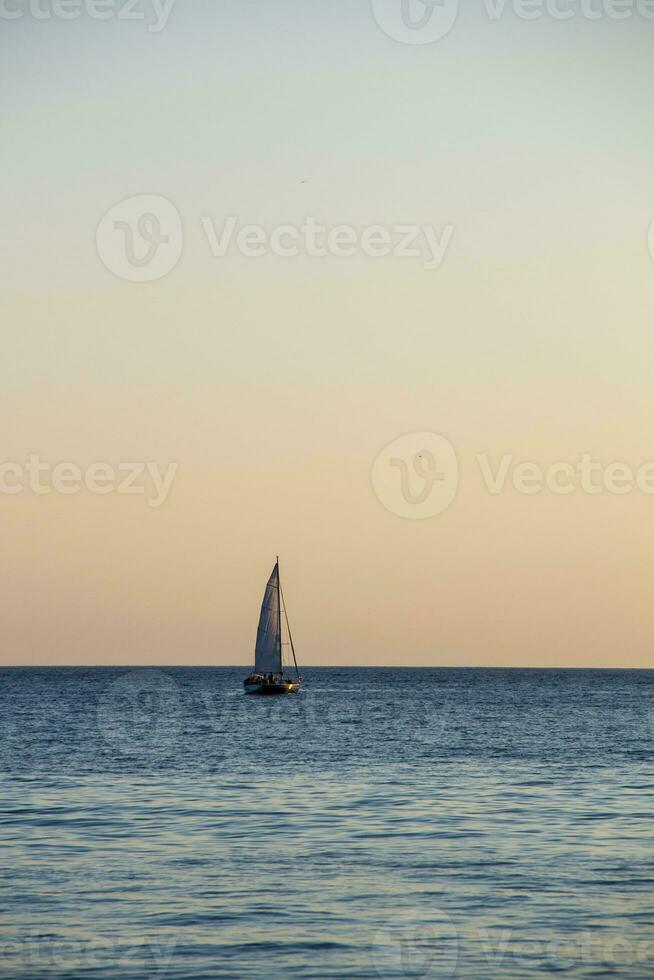 segelbåt i havet vid solnedgången. svarta havet. foto