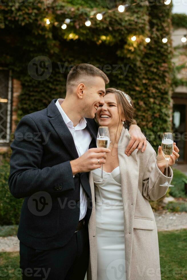 de först bröllop dansa av de brud och brudgum foto