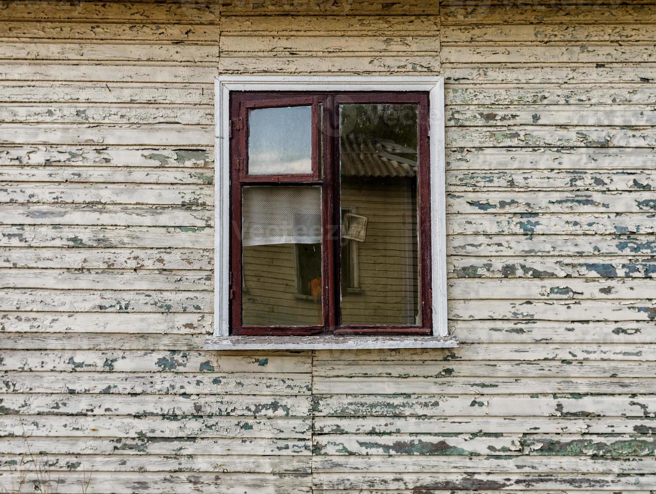 väggar och fönster i ett gammalt övergett trähus i Ukraina foto