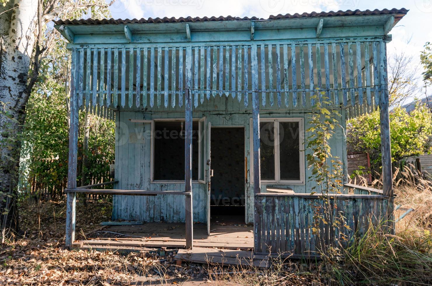 gammalt övergett träbyhus i Ukraina foto