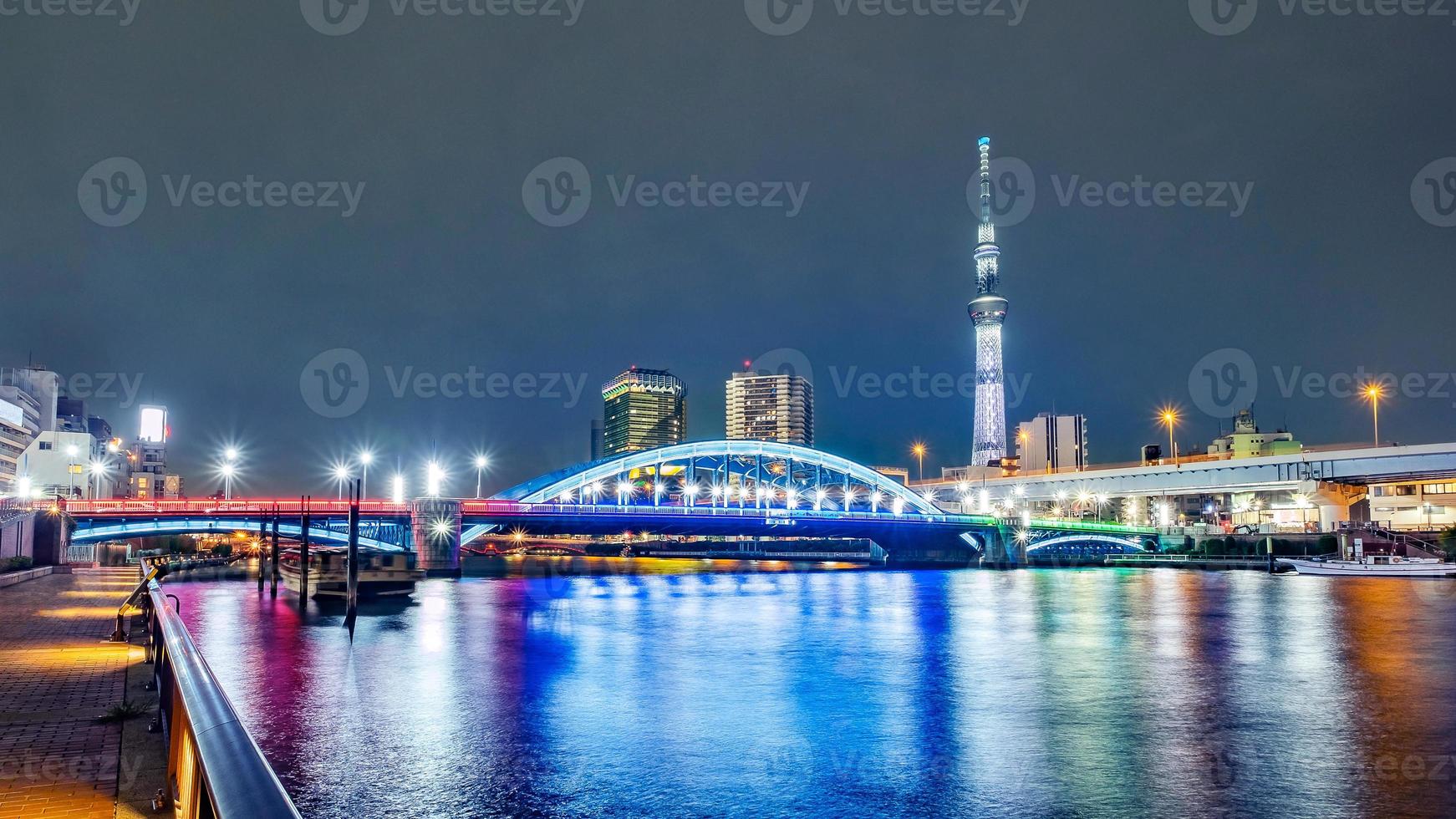 stadsbilden i Tokyo skyline, panoramautsikt över kontorsbyggnaden vid Sumida River i Tokyo på kvällen. foto