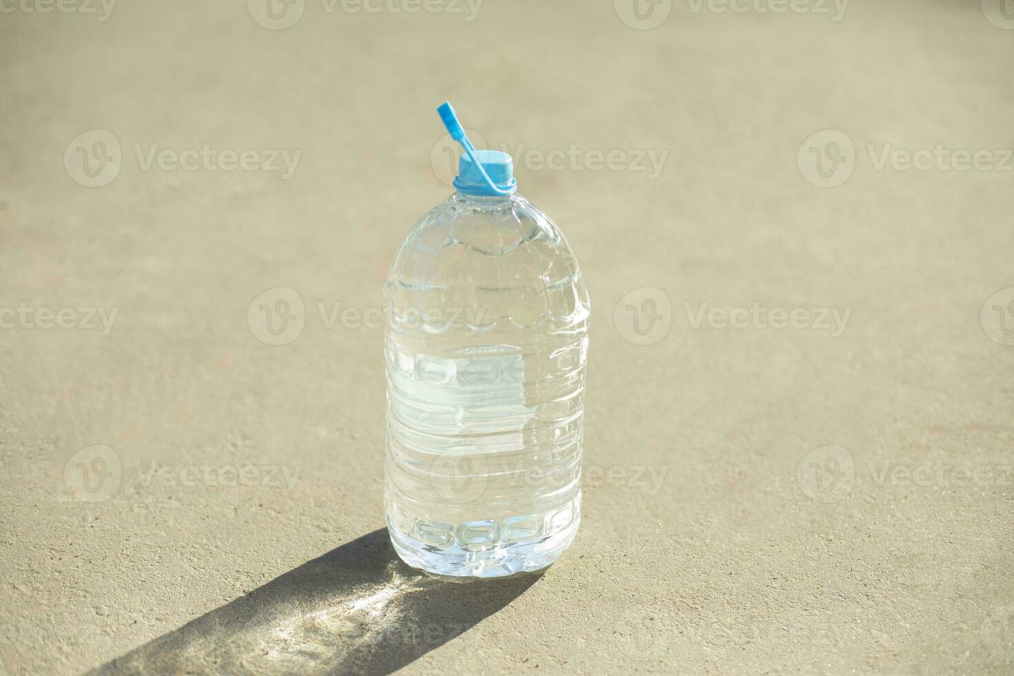 flaska av vatten. tömma burk. plast vatten tank. foto