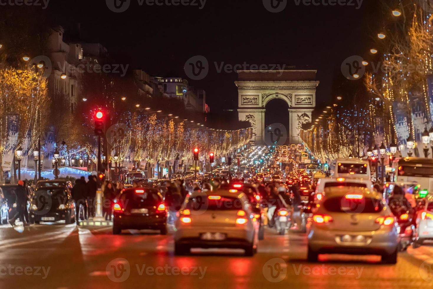 upptagen trafik vid Champs Elyses mot Triumfbågen foto