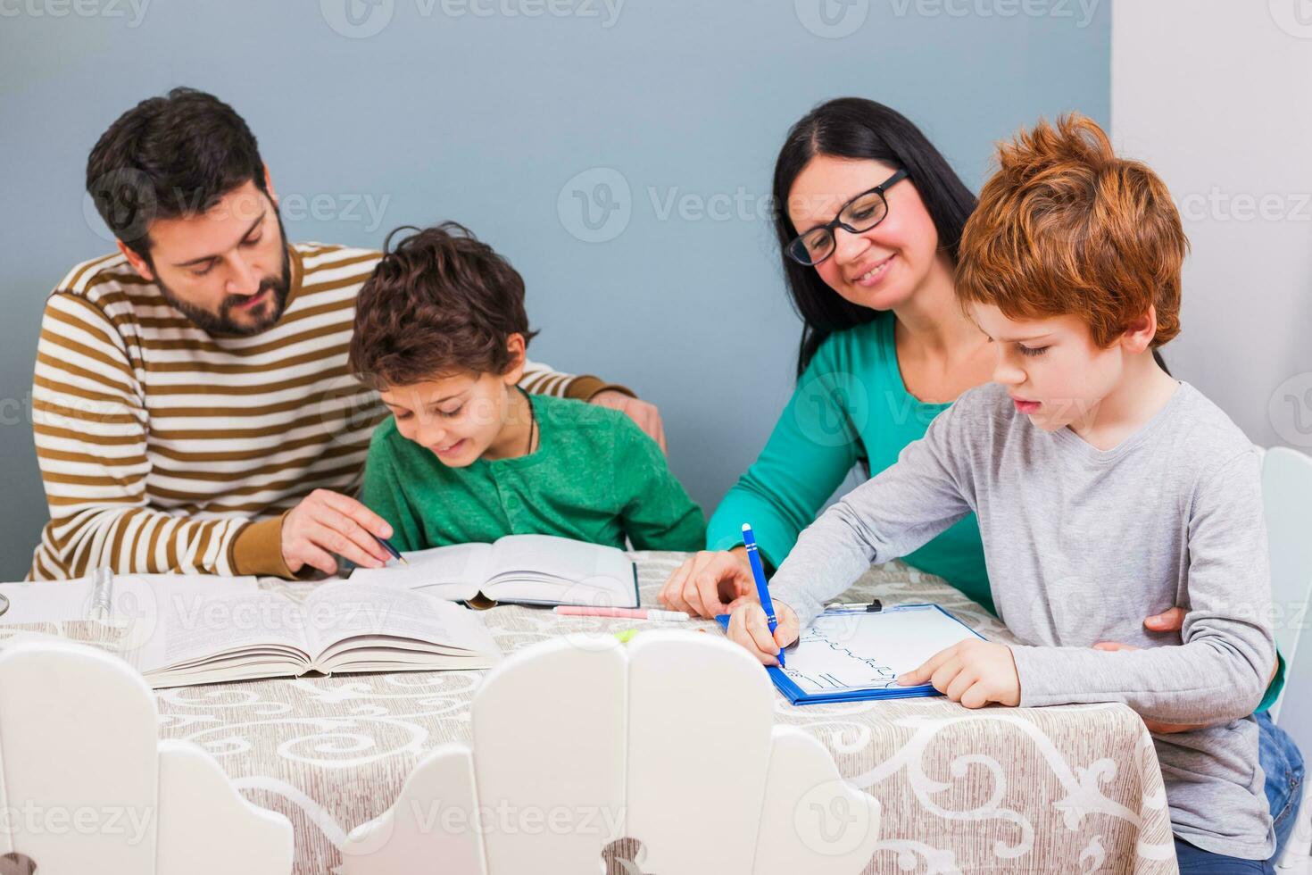 föräldrar portion deras barn med deras läxa foto